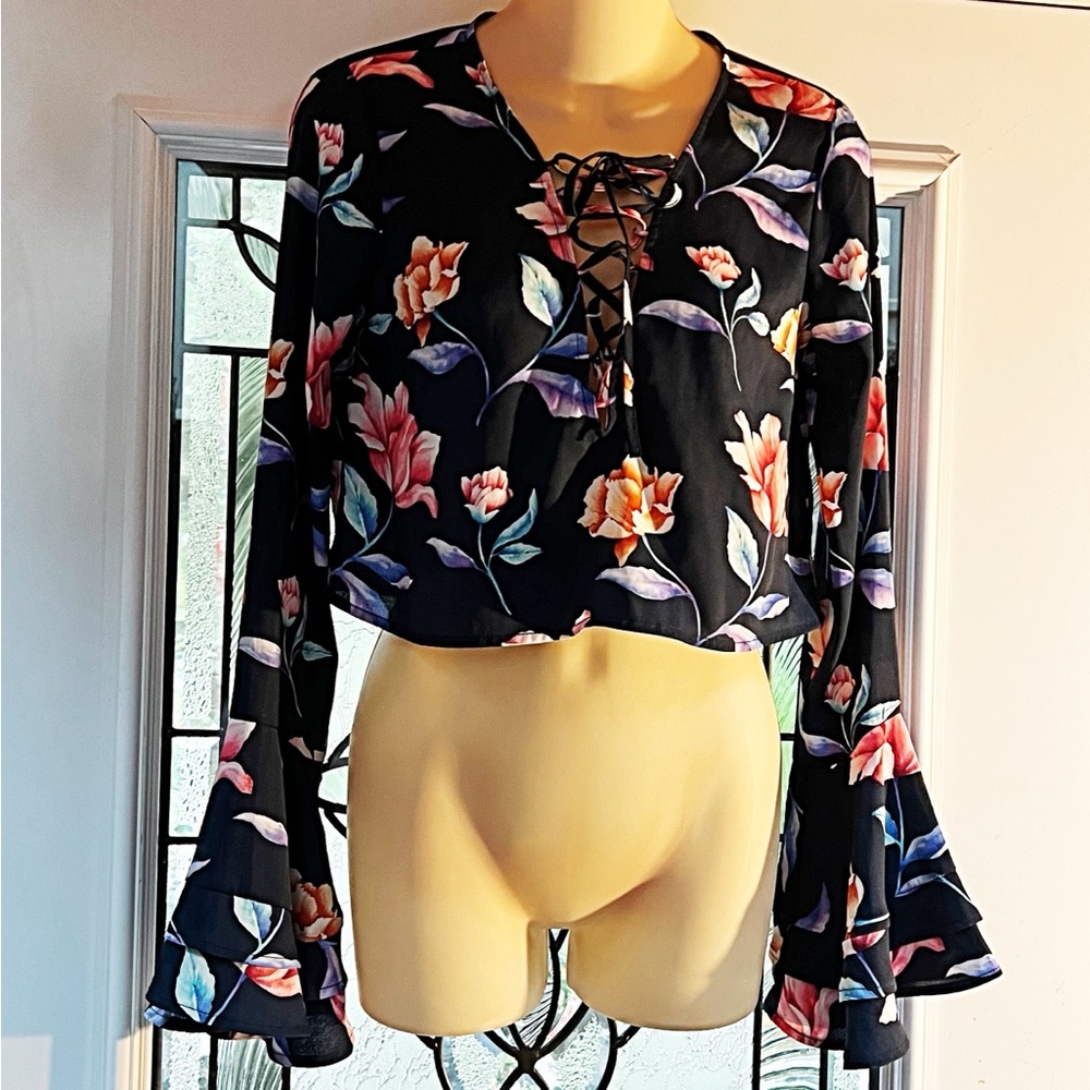 Forever 21 - Navy Blue Floral bell-sleeved sexy crop top